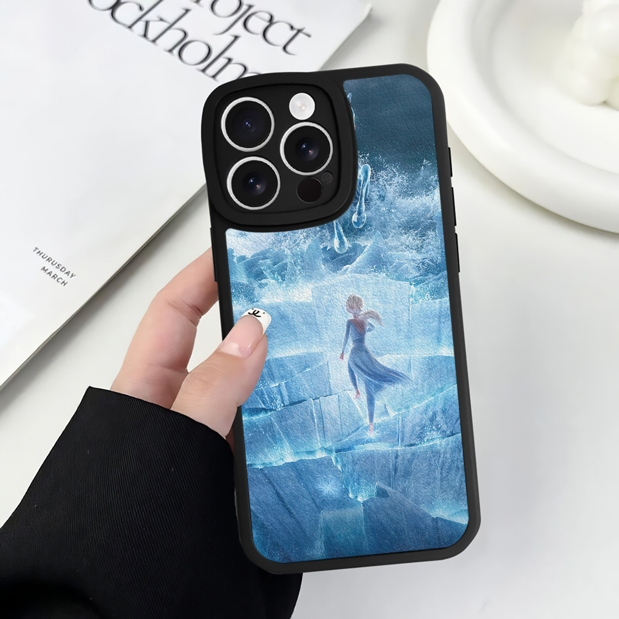 （画像用） アナと雪の女王 アンナ エルサ Frozen Anna Elsa 【iPhone 16シリーズ対応】シリコンスマホケース（レザー調） 材質：シリコン
